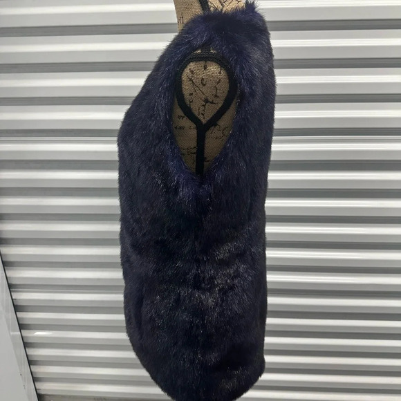 Betsey Johnson‎ Violet Faux Fur Vest, O/S - Picture 4 of 7